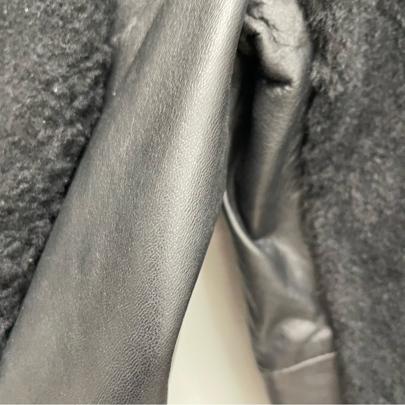 What goes around comes around leather shearling jacket size medium - Picture 3 of 9